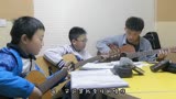 几个小朋友吉他弹唱一首，《你好 李焕英》的主题曲《萱草花》！