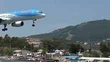 欧洲的海滩机场，游客享受着体验惊险的飞机起降
