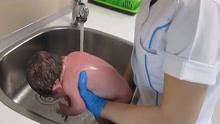 护士给刚出生一天的婴儿洗澡，水龙头下直接冲，手法粗鲁似洗菜