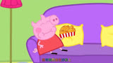 小猪佩奇儿童动画片：佩奇在沙发上悠闲的吃鸡腿