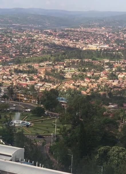 非洲卢旺达第一高楼顶鸟瞰首都基加利风景,白天心旷神怡,晚上千家万户