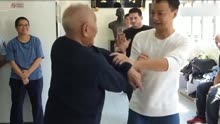 小伙子欺负咏春拳宗师叶问之子93岁的叶准，快速出拳逼进结果呢？