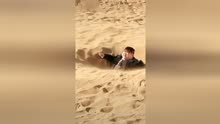 演员真的很辛苦，在零下20度的沙漠，还要掉进流沙里@演员张艺骞