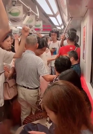 今早在南京地铁1号线忍不住偷拍老人让座的的一刻钟70
