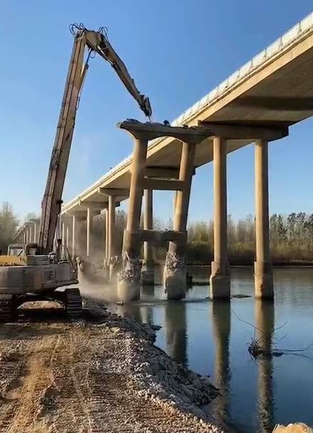 挖掘机师傅拆桥,这一幕看懵了,这是什么操作!