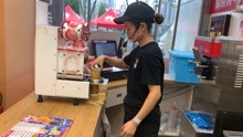 蜜雪冰城奶茶店，山西省孝义市每天下午四点半开始排队购买