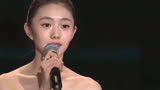 谋女郎刘浩存在金鸡奖上演唱，电影一秒钟主题曲，不愧是张艺谋导演的眼光！