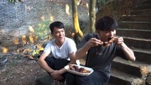 农村小伙在乡下做美食，竟然把猪脚放到竹筒里面煮，太好吃了！