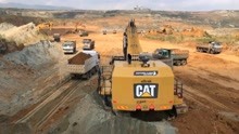 大型挖掘机矿山挖掘工作视频