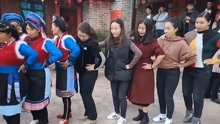 云南普米族婚礼和很多高颜值女孩跳传统舞蹈，网友：大叔人生巅峰