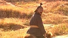 侠客行：谢烟客自己骑骆驼，让小乞丐走路，小乞丐死也不求他！