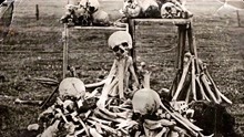 纳粹集中营真实影像，纳粹士兵将犹太人的尸体扔进焚尸炉！