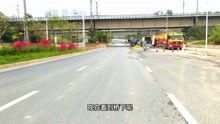 南宁翠竹路铁路桥下水坑不见了，路面通行顺畅，正在下水道清理