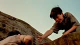 血战钢锯岭：男孩爬上悬坡，一个推拉动手，吓得我背脊一凉