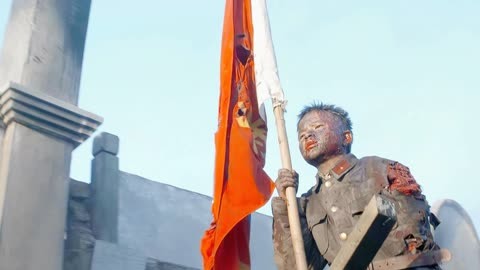 8岁的小战士竟用独臂扛起军旗，此时他将中国军魂体现的淋漓尽致