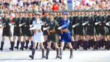韩国士兵扛着船阅兵！中国解放军女兵惊艳登场，巾帼不让须眉