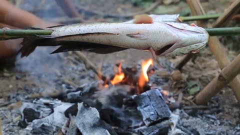 農村小哥在野外用木炭烤魚,野炊生活太爽了