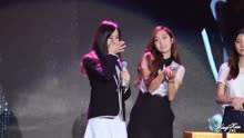 郑秀妍和现场粉丝合唱《至少还有你》 旁边郑秀晶一脸尴尬