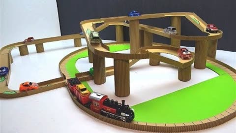 小朋友用硬纸板制作火车轨道超好玩你的孩子会做吗
