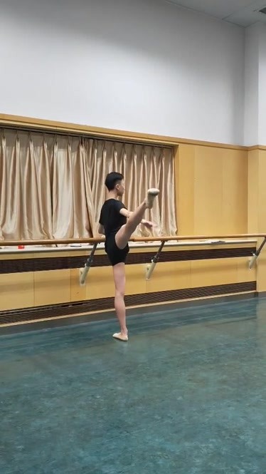 舞院学专业的舞蹈宝贝都知道第一年都必学芭基提高身形脚背解决开绷直