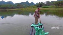 农村50岁大叔，一人承包小型水库养鱼，年收入高达十多万厉害了。