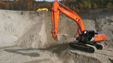 挖掘机装沙土