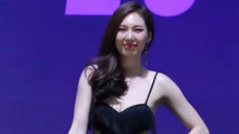 韩国选美大赛：美女模特身穿比基尼，高挑身材，媚惑笑容，太性感了