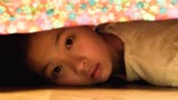 女儿和父亲躲猫猫，藏在床底捡回一条命！韩国电影《恶女》