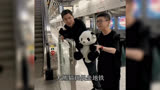 胡歌也被“花花”俘获，《不虚此行》成都路演做地铁下班