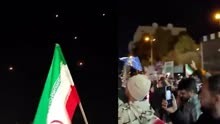 伊媒公布向以发射弹道导弹视频：伊朗民众深夜走上街头举旗观看