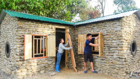 因为房屋倒塌，年轻夫妻竟合力在野外修建起了新居所，太牛了