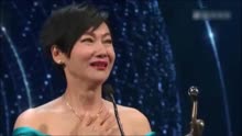 香港电影金像奖：惠英红第三次夺最佳女主角：哭了，还摔跤了