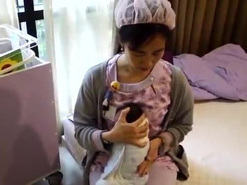 专业产科护士传授新手爸妈必学三技能：抱婴儿 拍嗝 包包被教程