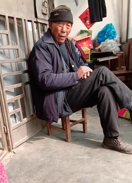 娘家爹来时,正和老公吵架,忍住不哭爹好像还是看出来了,坐在外面不