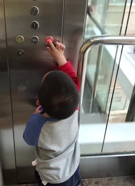 淘气小孩坐电梯