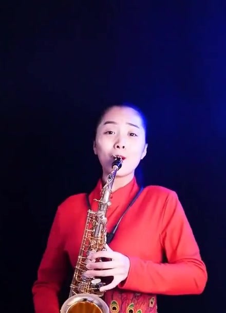 姑娘用萨克斯吹首《舞女泪》,经典的旋律,曲美人美