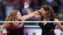 WWE女王隆达罗西被闺蜜背叛，使出断臂十字固征服对手，下手太狠