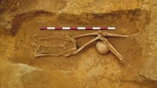专家挖出千年古墓，死者头颅被放在两腿之间，一段残忍历史被揭开