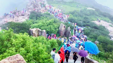 山东泰安泰山玉皇顶，一路瓢泼大雨，雨中的泰山更有一番美景！