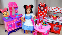 韩国小萝莉宝蓝角色扮演饭店服务员，开启厨房玩具美食的乐趣！