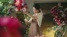 《每个妈妈都喜欢花》——张小斐领衔野兽派母亲节微电影，5月6日真情首映。 捧着鲜花微笑的她，你认出了