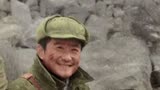 在【电影《长津湖之水门桥》的作品】你们发现了吗？七连的合影里，只有一个人没有笑.