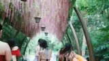 她是谁