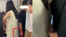 北京地铁一男子疑偷拍并猥亵女乘客，女生衣服被不明液体打湿