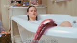 《撕裂人》女孩洗个澡被可怕的外星虫子给打扰