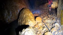 天狮洞探索完成，百米竖井下面发现了一块阴沉木和一条大蛇