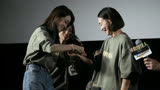 《拯救嫌疑人》首映礼现场，张小斐惠英红红绳互系，暖心送祝福