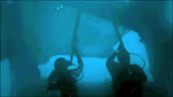 两个人正在海底潜水，突然出现庞大的怪物！ #水下之秘  #表
