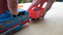 儿童益智玩具：托马斯小火车的新干线，用电动开关控制轨道