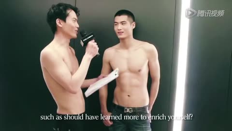 亚洲顶级男模郝允祥 半裸炫腹肌幕后采访